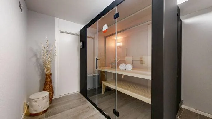 EXPÉRIENCE DE VIE EXCLUSIVE - MAISON INDIVIDUELLE/BIFAMILIALE MODERNE AVEC PISCINE ET SAUNA