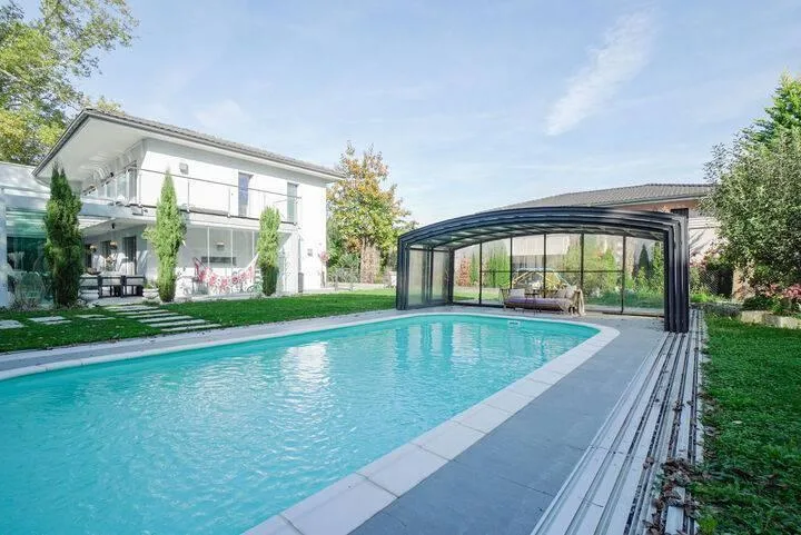 EXPÉRIENCE DE VIE EXCLUSIVE - MAISON INDIVIDUELLE/BIFAMILIALE MODERNE AVEC PISCINE ET SAUNA – photo 7 sur 8