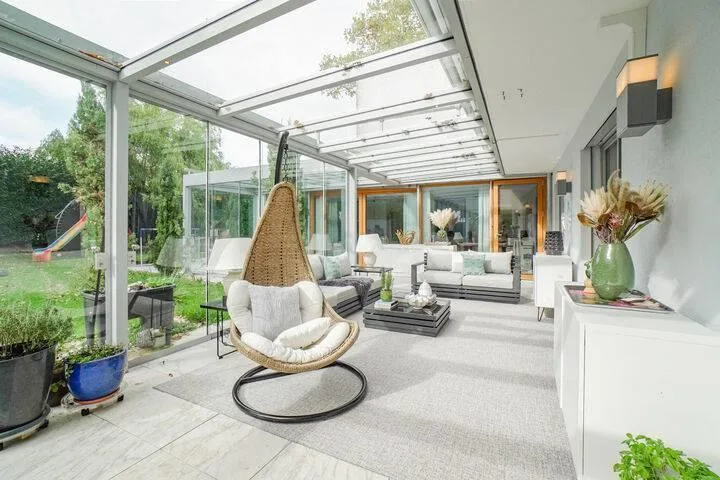 EXPÉRIENCE DE VIE EXCLUSIVE - MAISON INDIVIDUELLE/BIFAMILIALE MODERNE AVEC PISCINE ET SAUNA – photo 6 sur 8