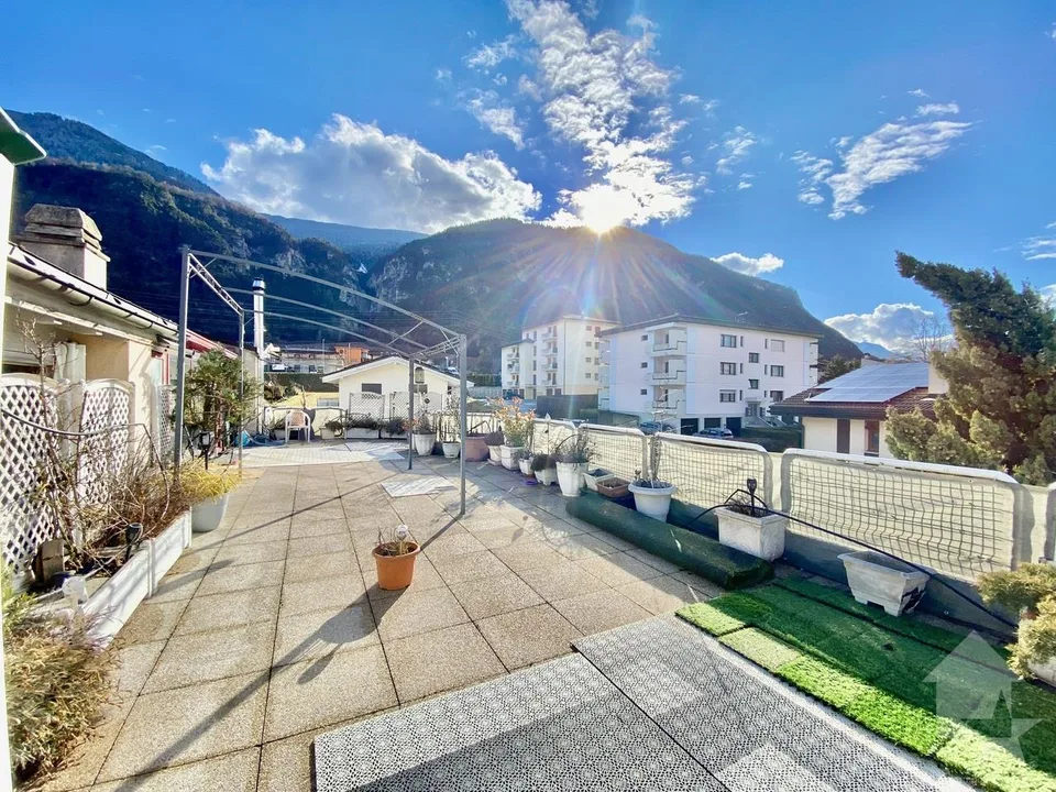 Spacieux attique au calme, parking, terrasse de 105 m2 et vue !
