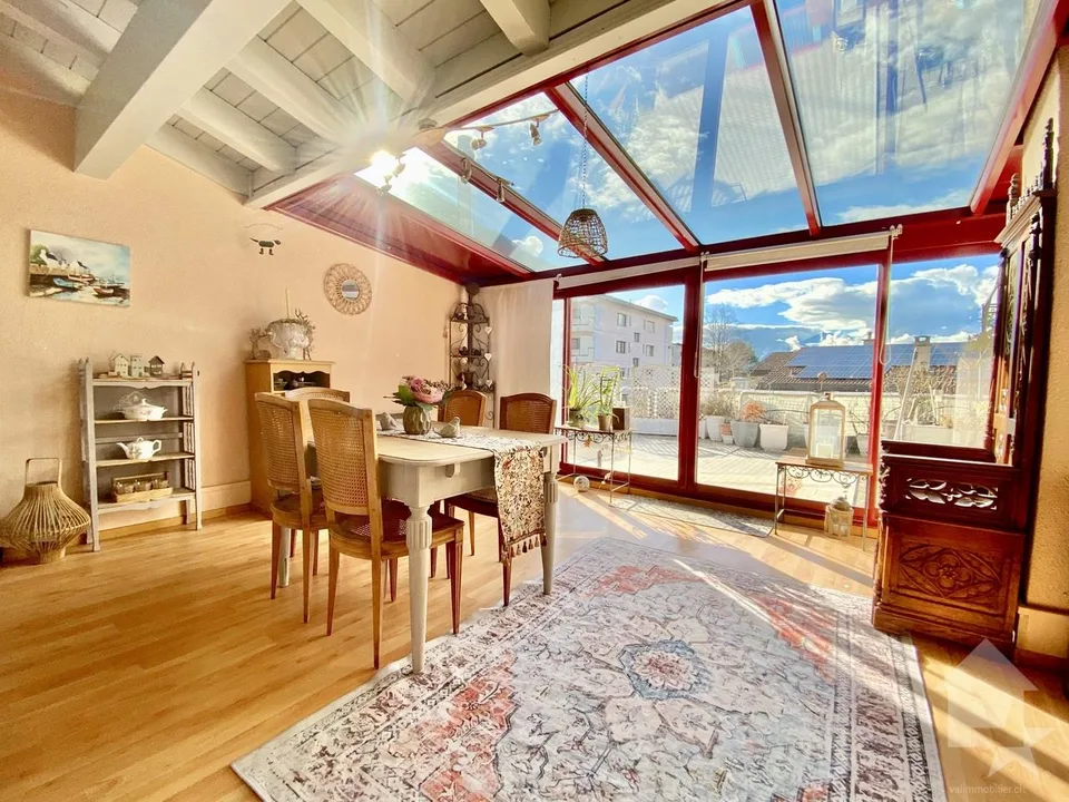 Spacieux attique au calme, parking, terrasse de 105 m2 et vue !