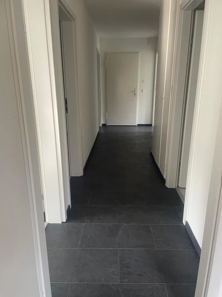 Appartement lumineux et fraîchement rénové de 4 pièces avec balcon et beaucoup d'espace