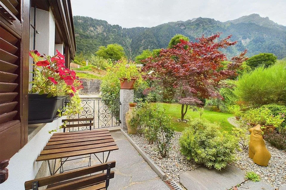 Casa unifamiliare con splendida vista immersa nella natura della va...