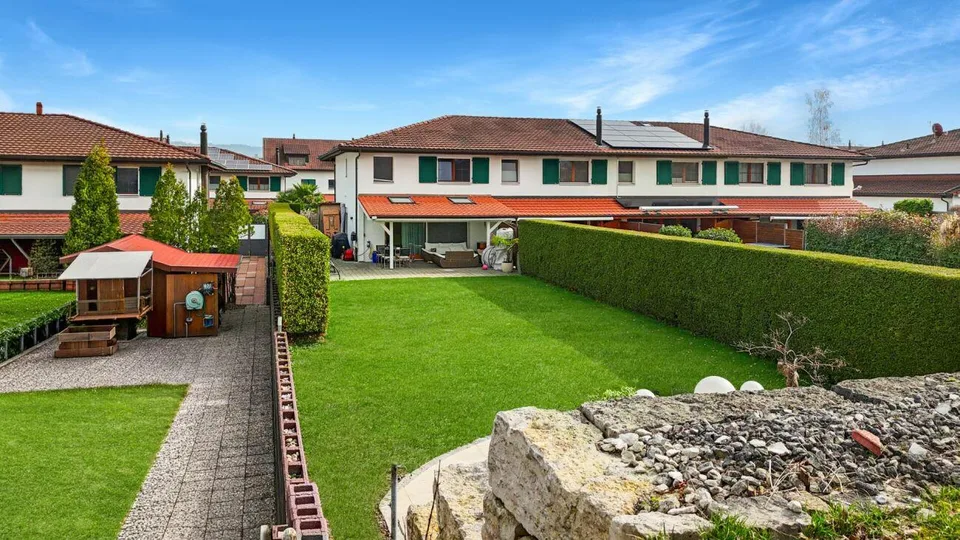 modernes Einfamilienhaus mit zwei Einstellhallenplätzen
