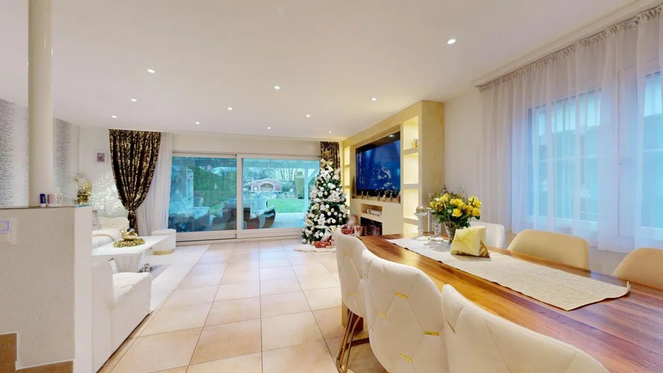 modernes Einfamilienhaus mit zwei Einstellhallenplätzen