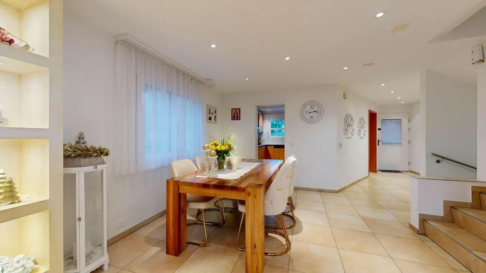 modernes Einfamilienhaus mit zwei Einstellhallenplätzen