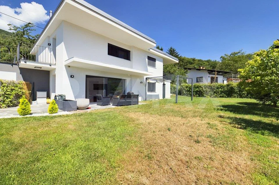 Bellissima casa bifamiliare con ampio giardino  Anche come residenza secondaria