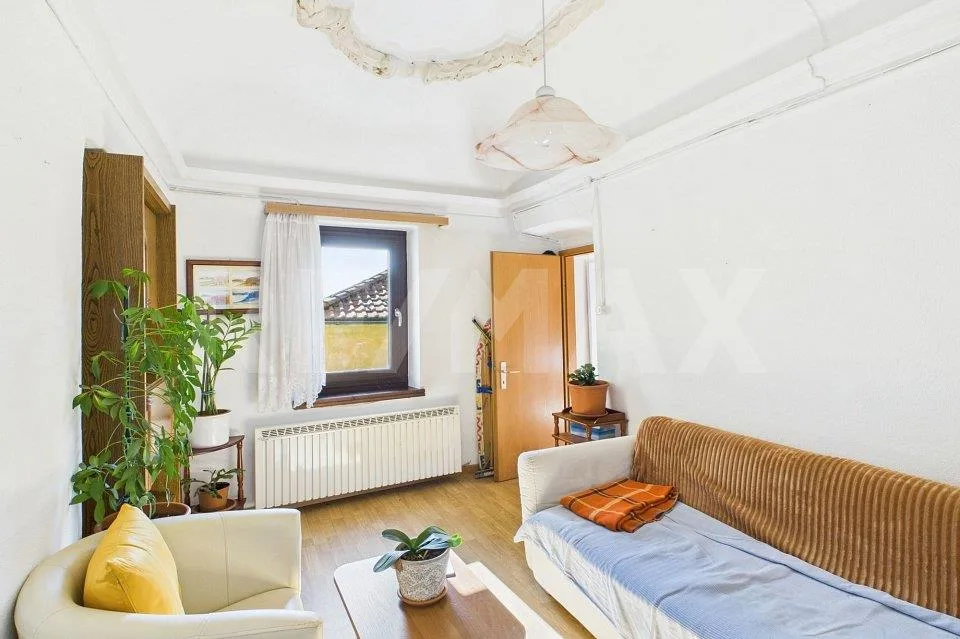 Casa ticinese con cortile e rustico da ristrutturare con giardino