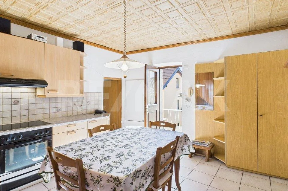 Casa ticinese con cortile e rustico da ristrutturare con giardino