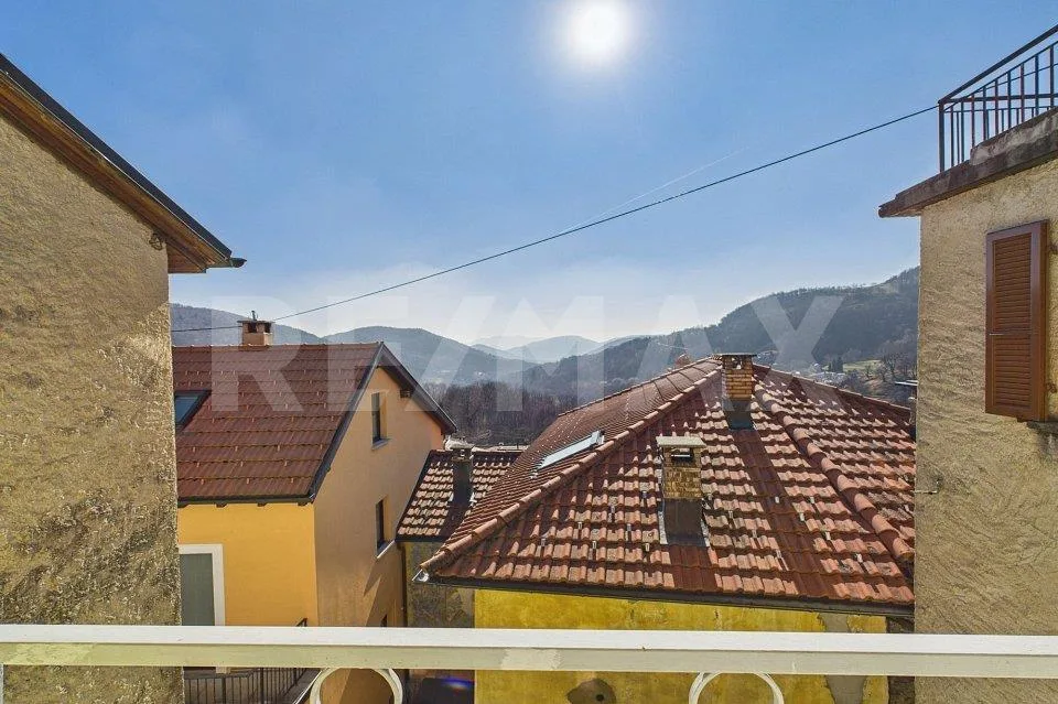 Casa ticinese con cortile e rustico da ristrutturare con giardino