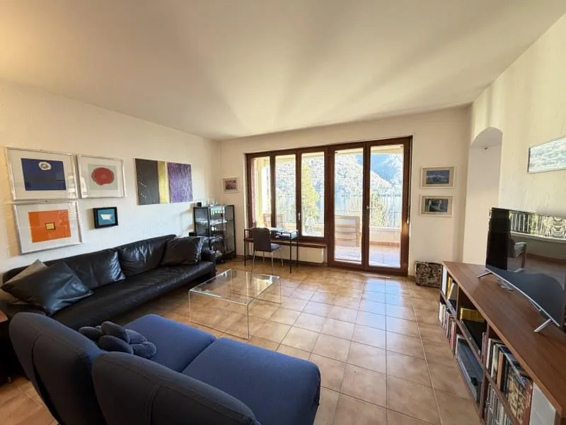 Appartement élégant et confortable de 2,5 pièces, directement sur le front de lac
