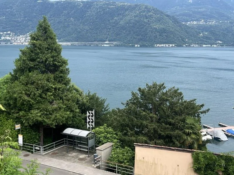 Appartement élégant et confortable de 2,5 pièces, directement sur le front de lac