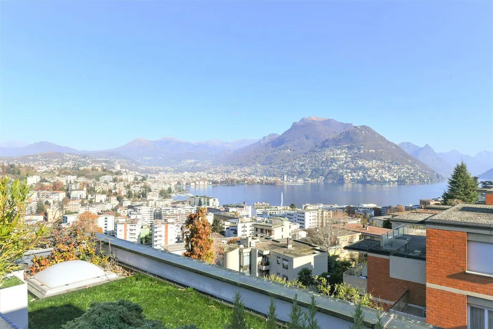 Magnifico attico con vista lago | Wunderschönes Attikawohnung mit S...