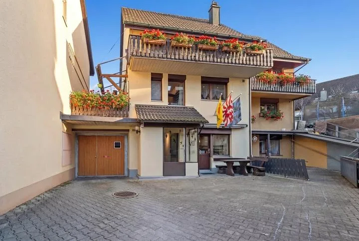 CHARMANTES 7.5 ZIMMER ECKEINFAMILIENHAUS MIT VIELSEITIG NUTZBAREM S...