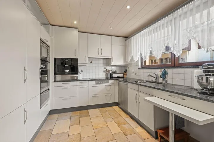 AFFASCINANTE CASA INDIPENDENTE AD ANGOLO DI 7,5 LOCALI CON STUDIO VERSATILE
