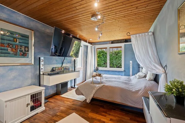 AFFASCINANTE CASA INDIPENDENTE AD ANGOLO DI 7,5 LOCALI CON STUDIO VERSATILE