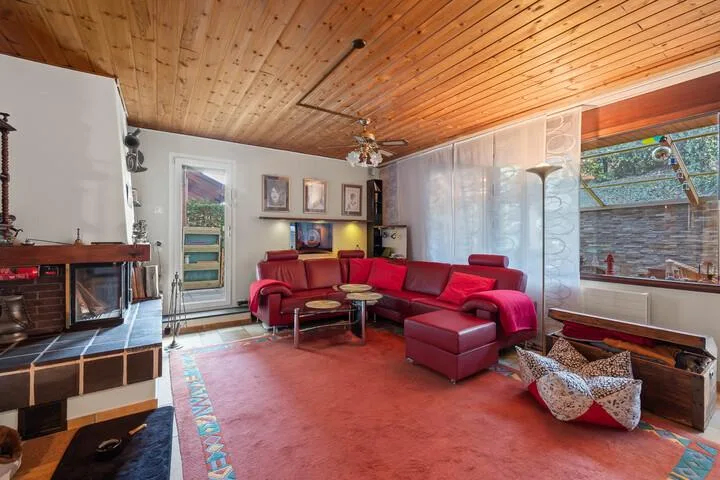 AFFASCINANTE CASA INDIPENDENTE AD ANGOLO DI 7,5 LOCALI CON STUDIO VERSATILE