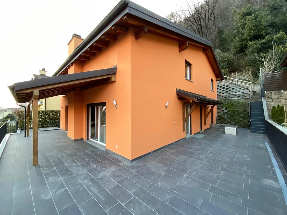 Maison unifamiliale dans le verdure