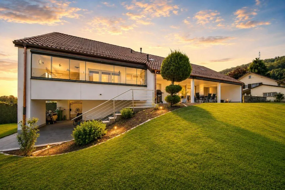 Habitation luxueuse directement sur le Rhin - maison de famille exclusive de 6,5 pièces avec une vue de rêve