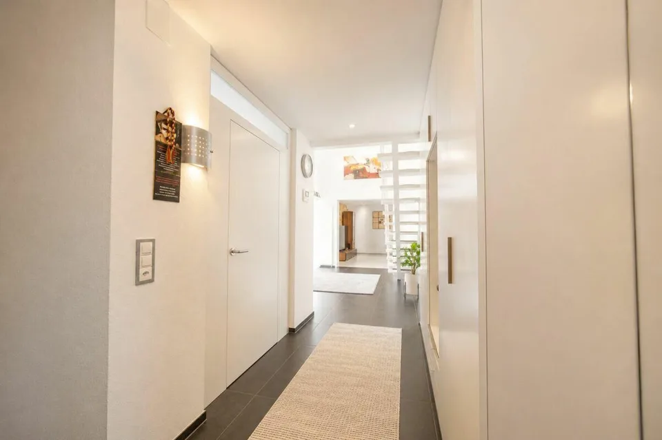 Luxuriöses Wohnen direkt am Rhein - exklusives 6.5-Zimmer-Einfamilienhaus mit traumhafter Aussicht – Foto 8 von 36