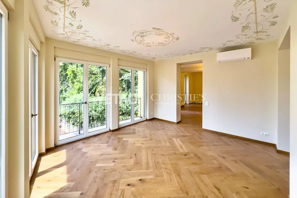 Elegante, komplett renovierte Villa in Lugano mit Whirlpool auf der...