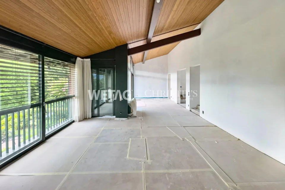 Lugano-Gentilino: elegante attico con vista lago, ristrutturato a stato grezzo e in vendita in zona verde