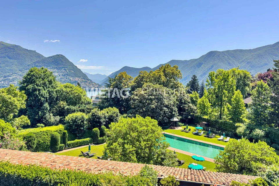 Lugano-Gentilino: elegante attico con vista lago, ristrutturato a stato grezzo e in vendita in zona verde