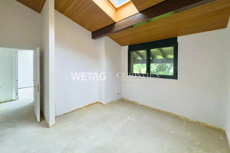 Lugano-Gentilino : appartement élégant au dernier étage avec vue sur le lac, rénové dans l'état brut et à vendre dans un environnement verdoyant – photo 7 sur 13