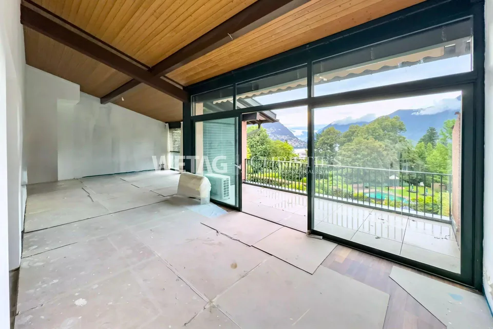 Lugano-Gentilino: elegante attico con vista lago, ristrutturato a stato grezzo e in vendita in zona verde
