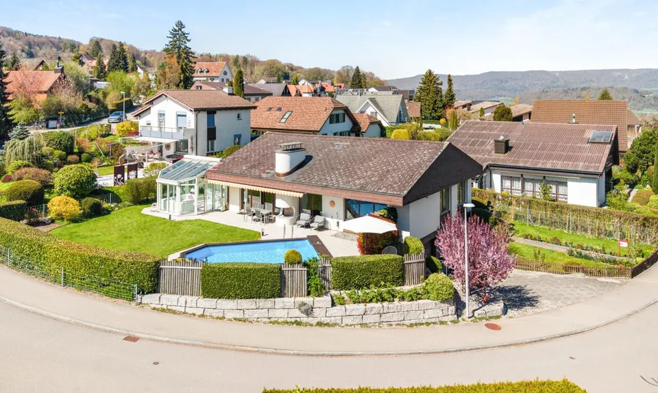 5.5 Zi. Familienparadies mit Pool, grossem Garten und Privatsphäre