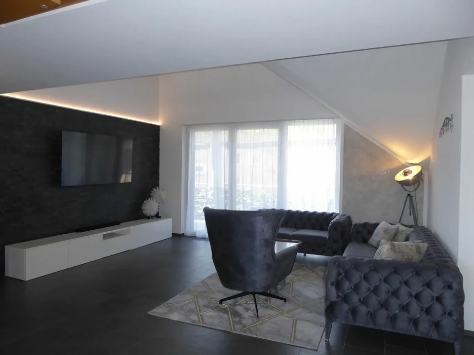 moderne und neuwertige 6-Zimmer-Maisonette-Wohnung