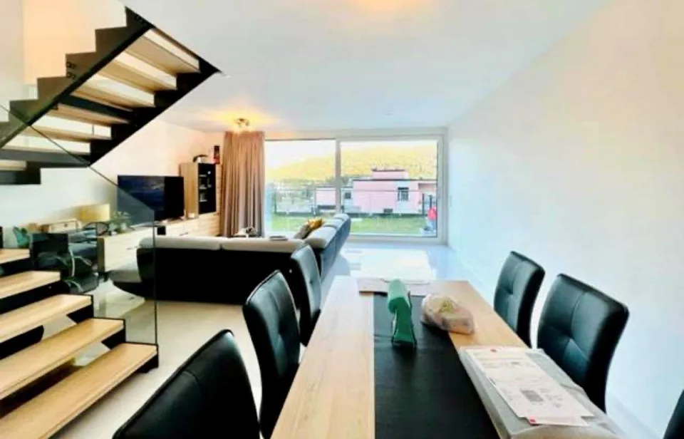 Neue Reihenhaus-Villa mit Dachgarten und privatem Garten