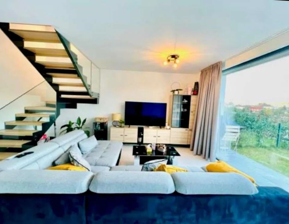 Neue Reihenhaus-Villa mit Dachgarten und privatem Garten