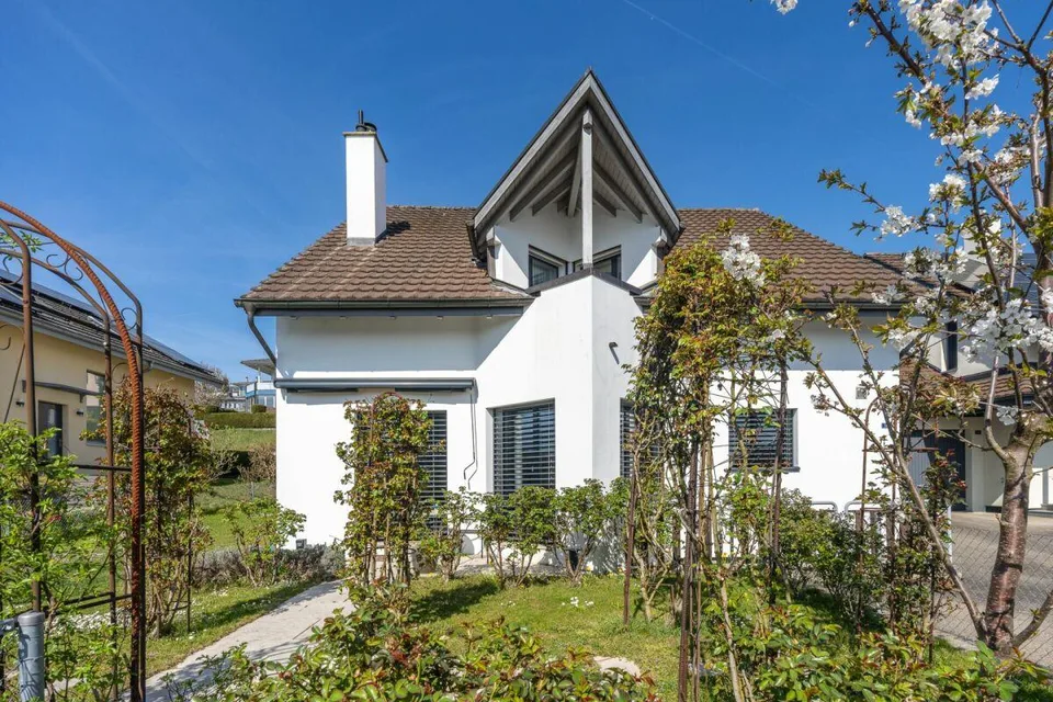 Grosszügiges Einfamilienhaus mit Pool