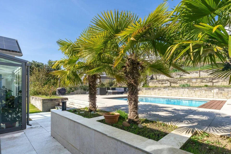 Grosszügiges Einfamilienhaus mit Pool