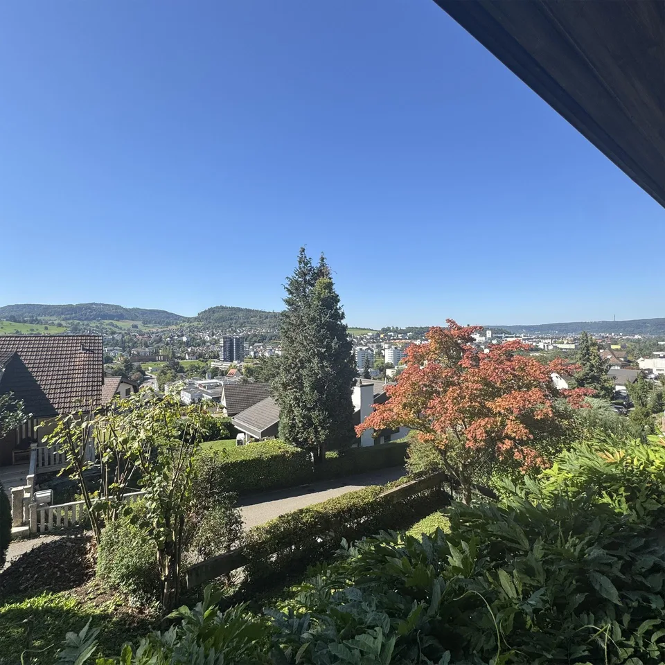 mit Panoramablick und Gartenparadies