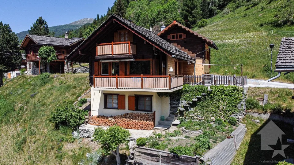 Agréable chalet sur trois niveaux avec vue panoramique