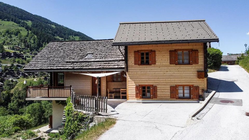 Agréable chalet sur trois niveaux avec vue panoramique