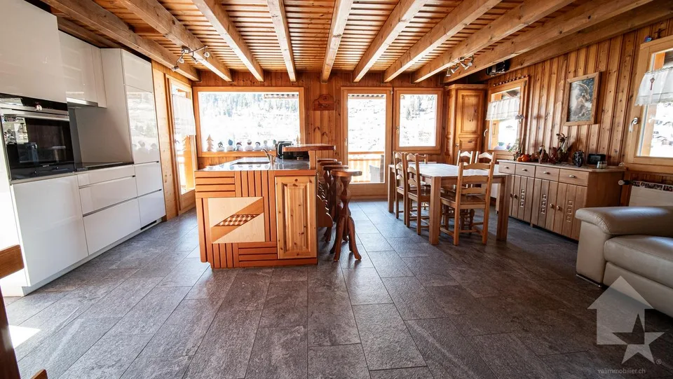 Agréable chalet sur trois niveaux avec vue panoramique