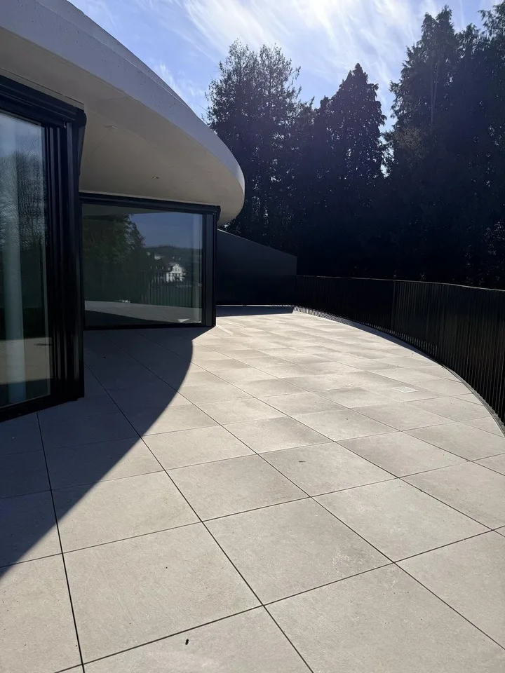 Aussergewöhnliche Architektur trifft auf exklusiven Wohnkomfort – Foto 11 von 13