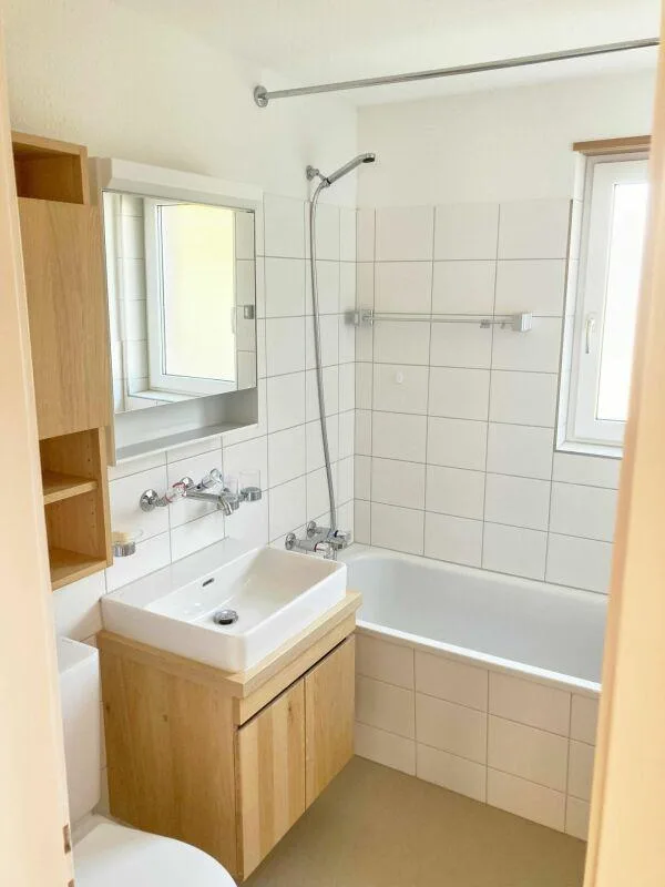 Appartement de 3,5 pièces situé au centre et partiellement rénové dans un endroit calme