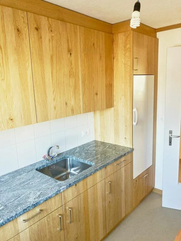 Appartement de 3,5 pièces situé au centre et partiellement rénové dans un endroit calme