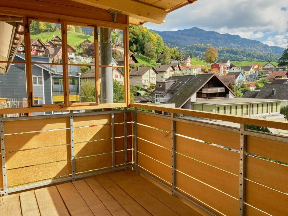 Zentral gelegene und teilsanierte 3½-Zimmer-Wohnung an ruhiger Lage
