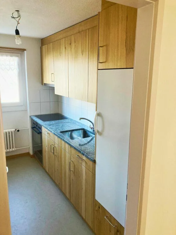 Appartement de 3,5 pièces situé au centre et partiellement rénové dans un endroit calme