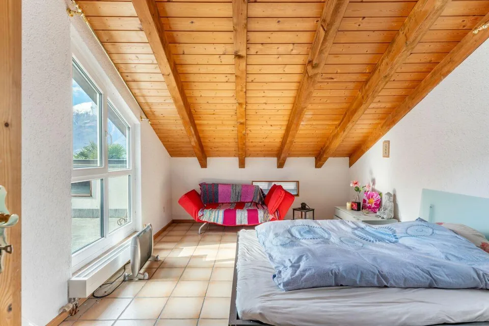 Charmant appartement de 3,5 pièces sous les toits avec vue lac charmante, terrasse et balcon sud – photo 10 sur 16