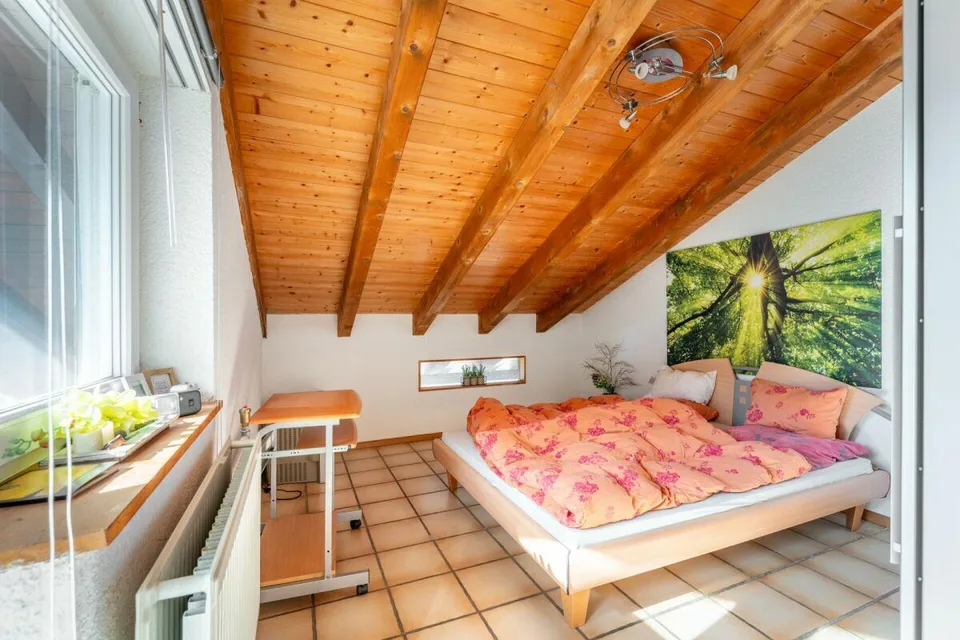 Charmant appartement de 3,5 pièces sous les toits avec vue lac charmante, terrasse et balcon sud – photo 11 sur 16