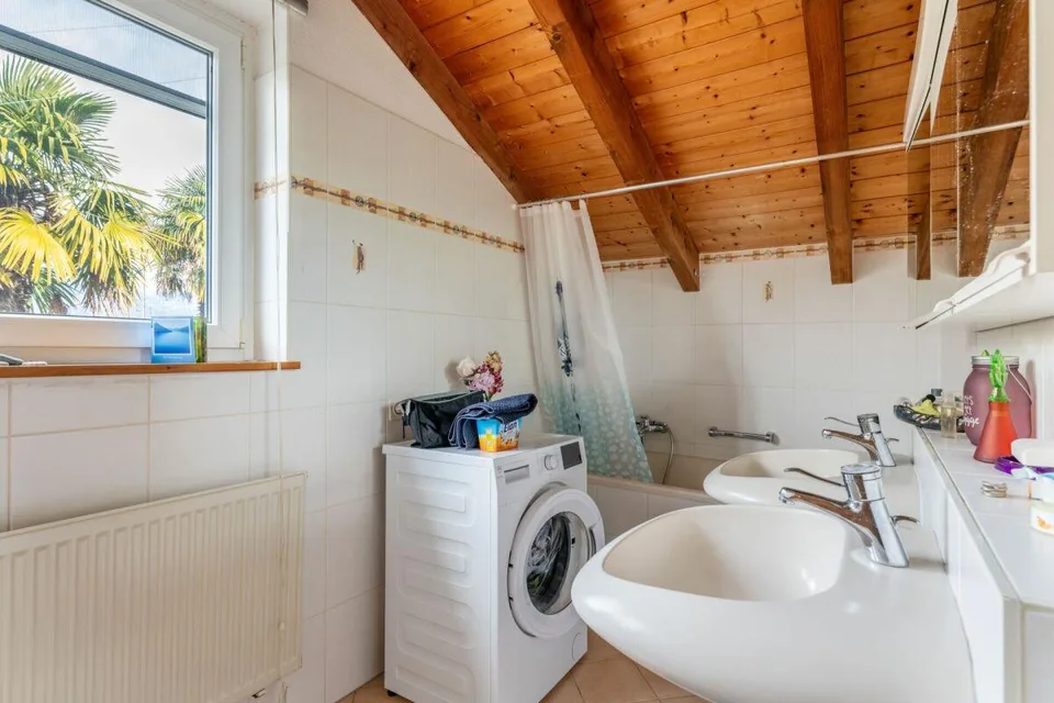 Charmant appartement de 3,5 pièces sous les toits avec vue lac charmante, terrasse et balcon sud – photo 8 sur 16