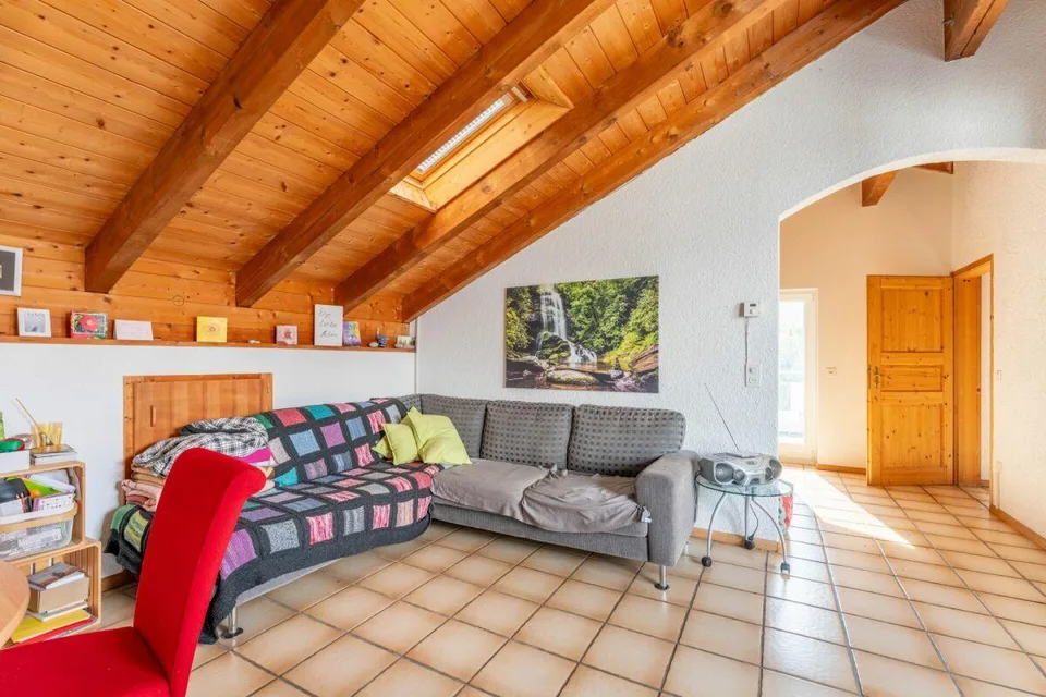 Charmant appartement de 3,5 pièces sous les toits avec vue lac charmante, terrasse et balcon sud – photo 6 sur 16