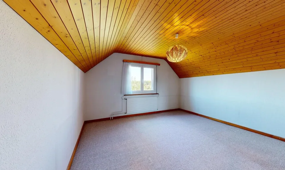 4-Zimmerhaus in ruhiger, leicht erhöhter Lage mit Umschwung