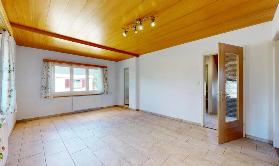 4-Zimmerhaus in ruhiger, leicht erhöhter Lage mit Umschwung